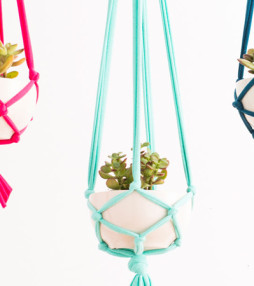 DIY Macrame hanger van oud T-shirt