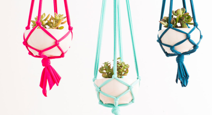 DIY Macrame hanger van oud T-shirt