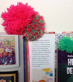 DIY pompon boekenlegger