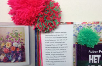 DIY pompon boekenlegger