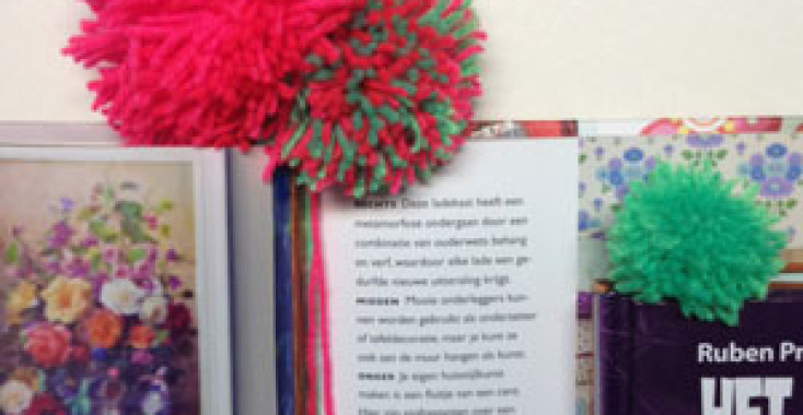 DIY pompon boekenlegger