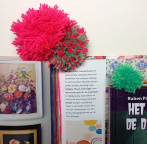 DIY pompon boekenlegger