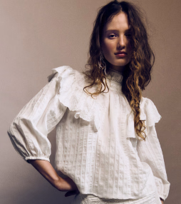 Blousetrend lente 2026: ruches, volume en romantische details